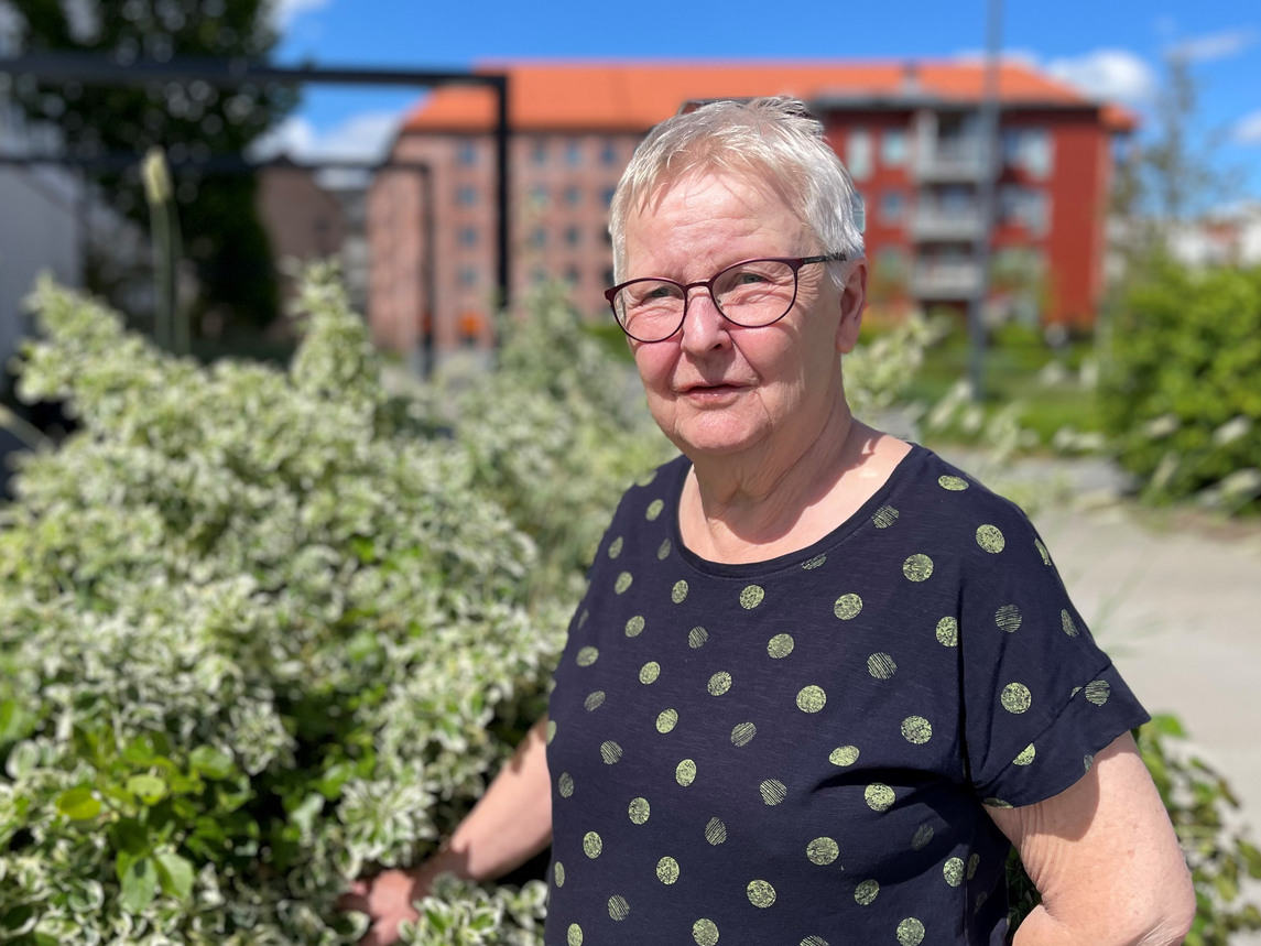 Gudrun Nilsson står i Mejeriparken i Knivsta